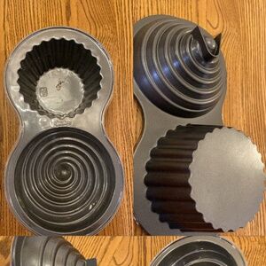 Wilton Giant Cookie/Brownie Pan Gray Nonstick Bakeware 5.5 inch by 8.25 inch pan